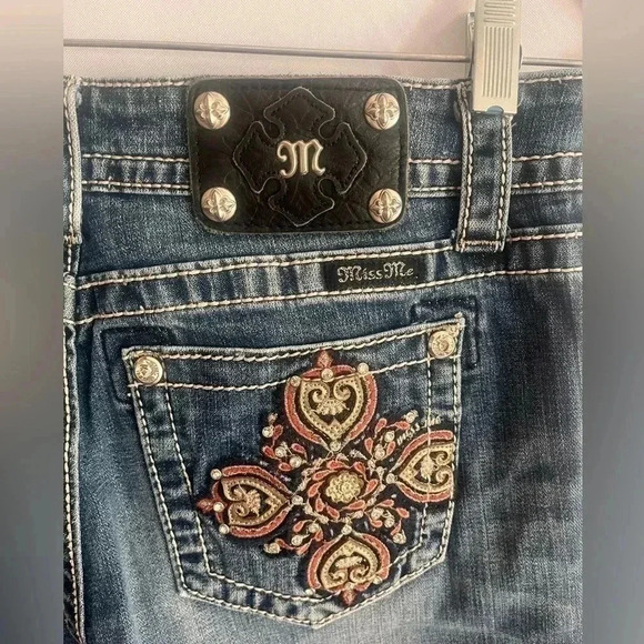 Miss Me Boyfriend Capri Jeans - Picture 4 of 6